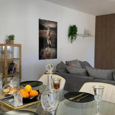 Luxury Ivo With Jacuzzi Near The Apartman