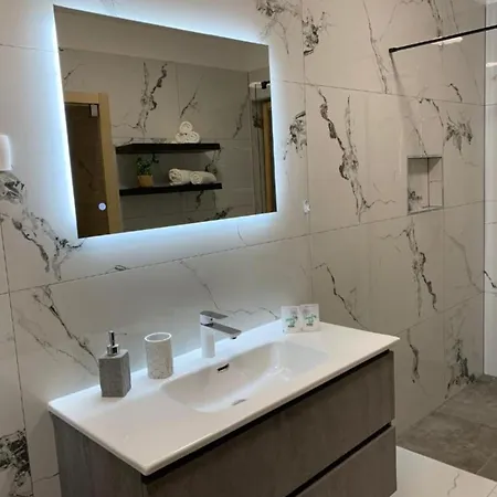 Luxury Ivo With Jacuzzi Near The Apartman Podstrana