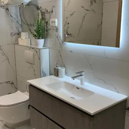Luxury Ivo With Jacuzzi Near The Apartman